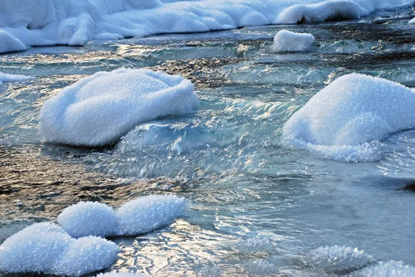 Фрагмент зимнего ручья . — стоковое фото