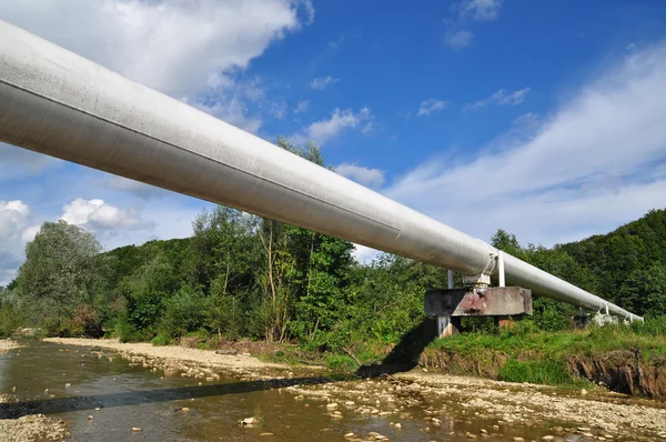 Pipeline-Übergang durch Gebirgsfluss. — Stockfoto
