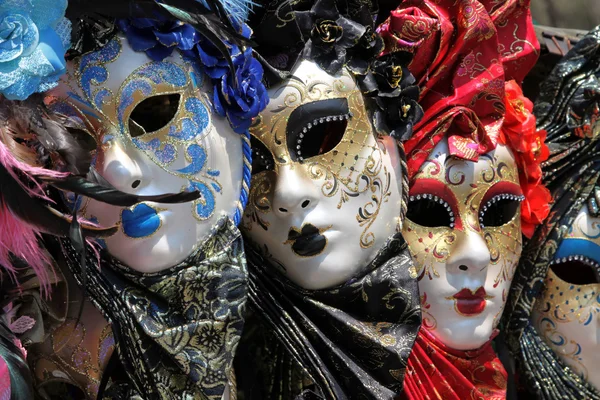 Rangée de masques vénitiens — Photo