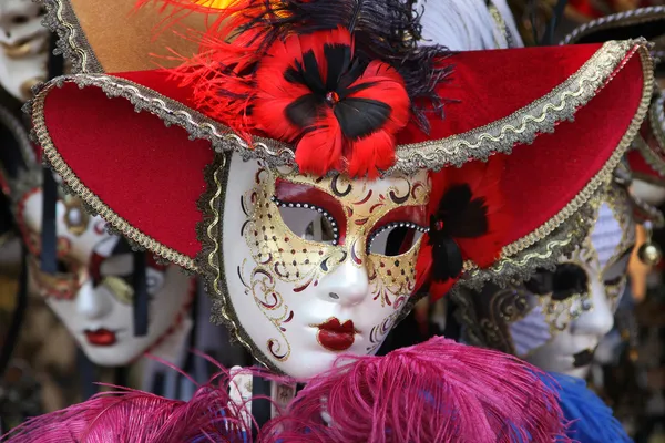 Venetiaanse maskers in goud en rood — Stockfoto