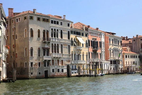 Arkitektur och en kanal. Veneto, Italien. — Stockfoto