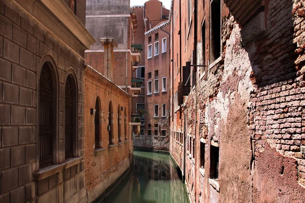 Het platform en een kanaal in Venetië — Stockfoto