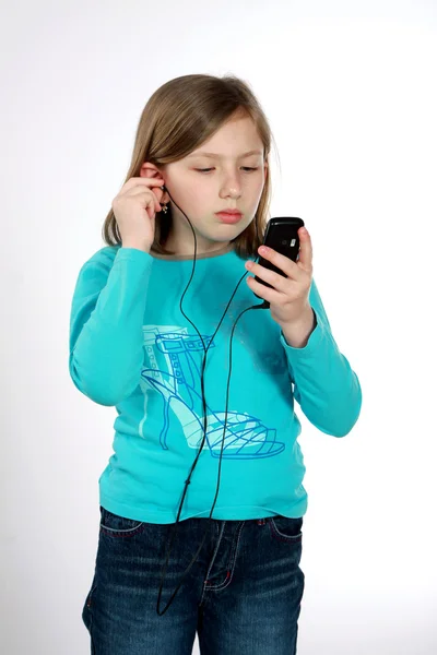 Chica joven escuchando música —  Fotos de Stock