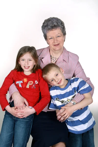 Бабушка с внуками — стоковое фото