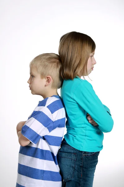 Мальчик и девочка после ссоры — стоковое фото