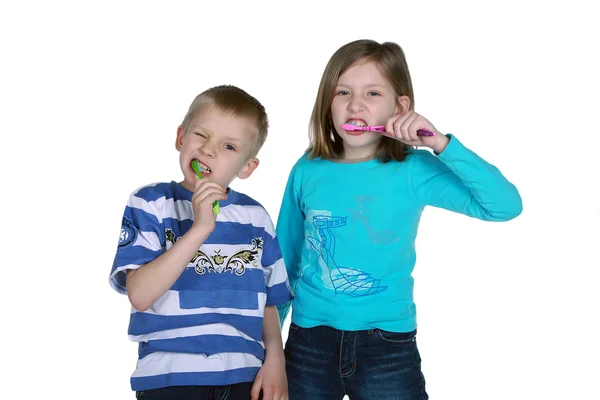 Erkek ve kız diş fırçalama — Stok fotoğraf