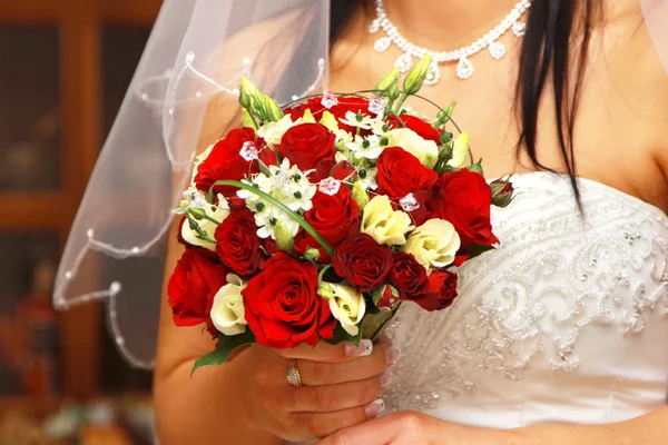 A noiva com um buquê de casamento — Fotografia de Stock