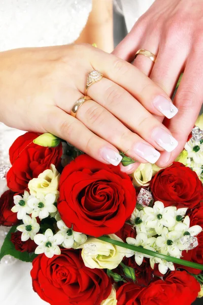 Casal recém-casado de mãos dadas — Fotografia de Stock