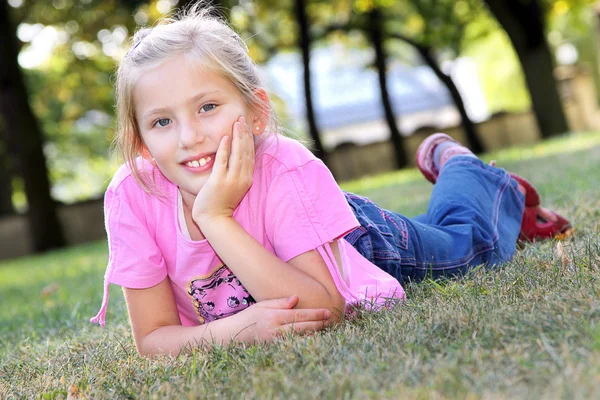 Smiling girl on the grass — Stock Photo, Image