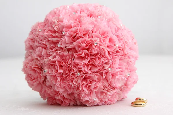 Bruiloft roze boeket en ringen — Stockfoto