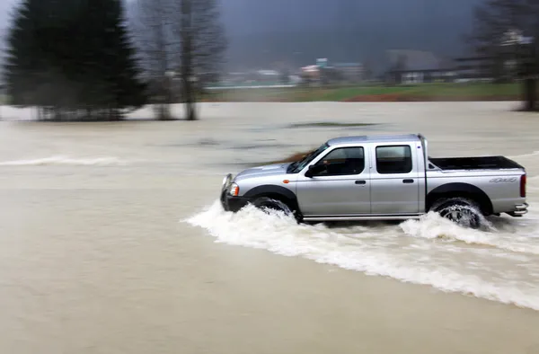 Auto auf überfluteter Straße — Stockfoto