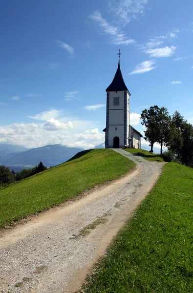 Igreja solitária em uma colina — Fotografia de Stock