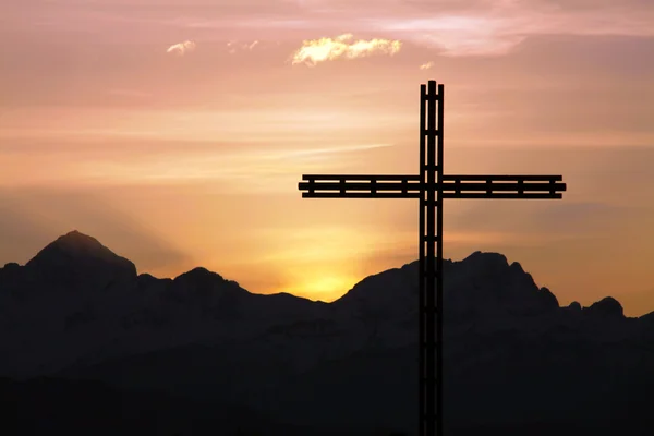 Cross and mountains — Stock Photo, Image