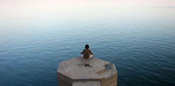 Meditation on a river bank — Stock Photo, Image