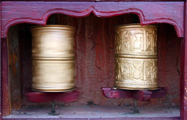 두 개의 티베트 불교 기도 바퀴 스톡 사진