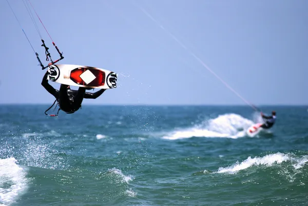 Two kite surfers — Stockfoto