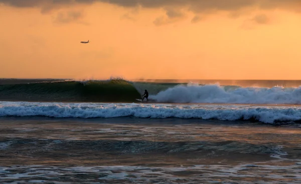 Surfista e aereo — Foto Stock