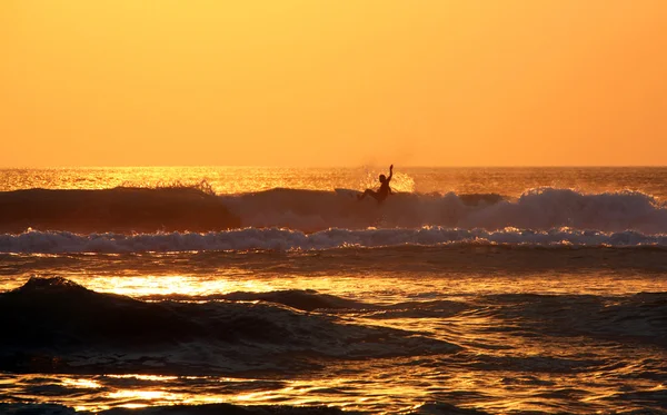 Ηλιοβασίλεμα surfer Royalty Free Εικόνες Αρχείου