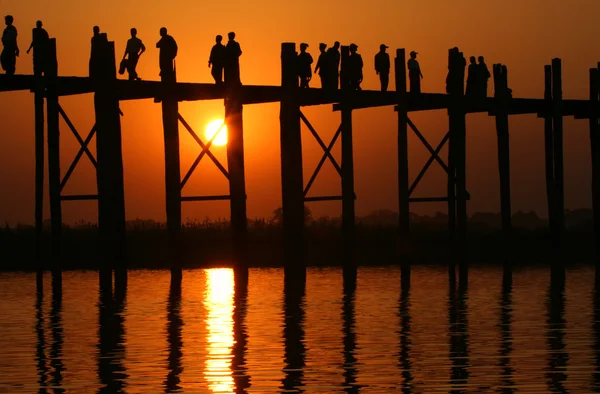 U Bein bridge and at sunset — Stock Photo, Image