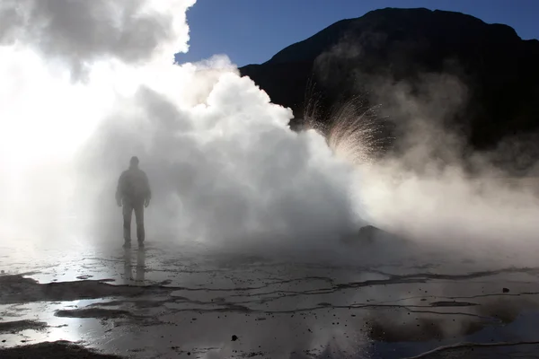 Ο άνθρωπος στο el Τατοΐου geysers Εικόνα Αρχείου