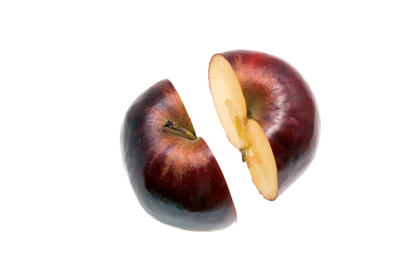 Kijkt neer op split apple op wit — Stockfoto