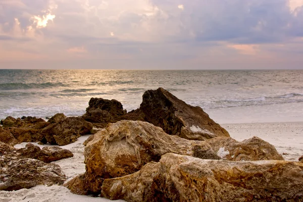 海滩上的岩石 — 图库照片