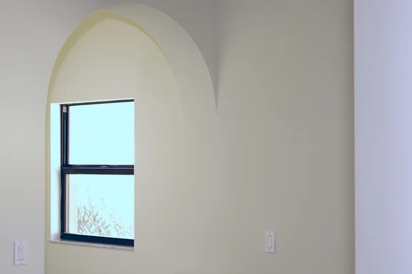 Klenuté dveře s oknem — Stock fotografie