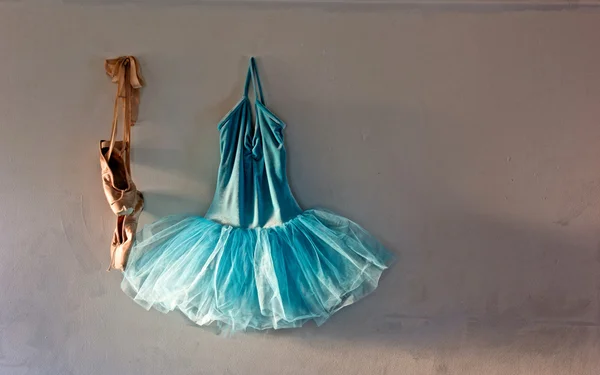 Costume de ballet sur vieux mur — Photo