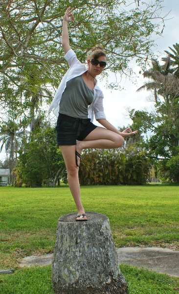 Candid ioga árvore pose — Fotografia de Stock