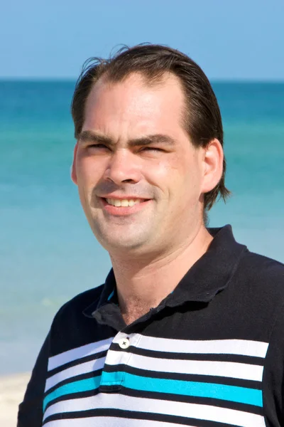 Příležitostné tmavé vlasy muž na pláži — Stock fotografie
