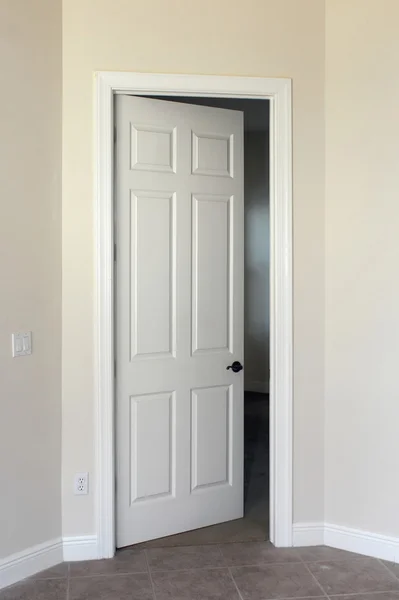 Otwarte drzwi — Zdjęcie stockowe