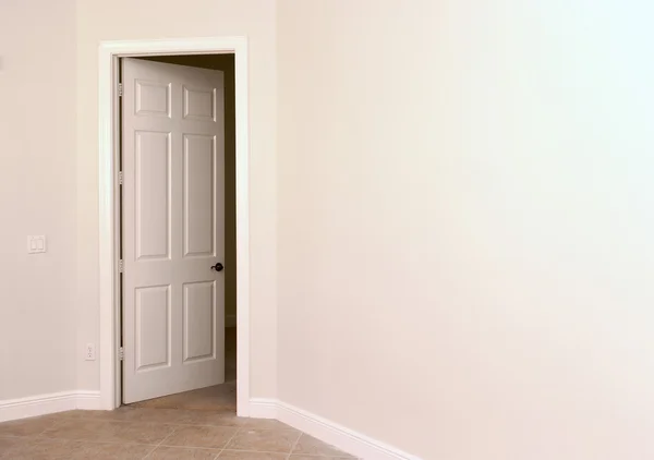 Öppna vit dörr — Stockfoto
