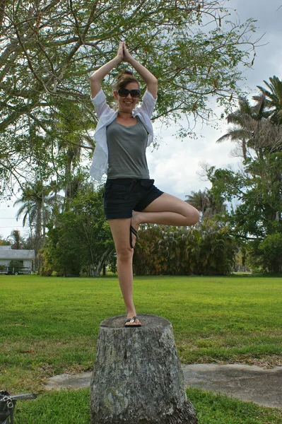 Поза дерева йоги на открытом воздухе — стоковое фото
