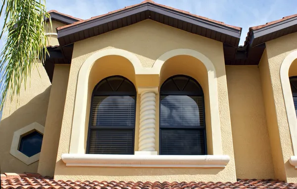 外側のアーチ型の窓 — ストック写真