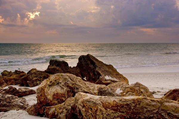 Rocas en la playa al atardecer — Foto de Stock