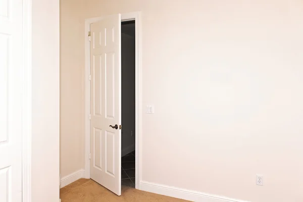 Pokój z drzwi uchylone — Zdjęcie stockowe