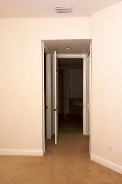Pokoj s mnoha dveřmi — Stock fotografie