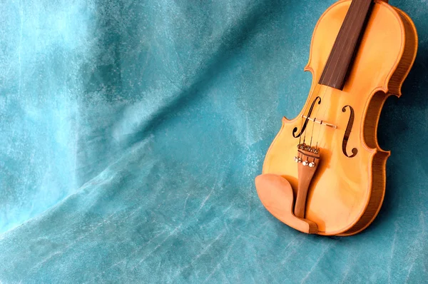 Violino appoggiato sullo sfondo blu w — Foto Stock