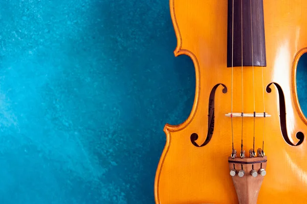 Taille der Geige gegen Blau — Stockfoto