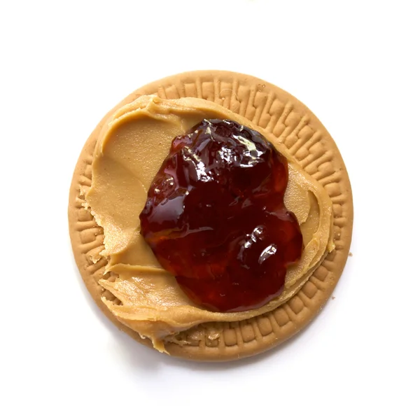 Pindakaas en strawberry jam op koekje — Stockfoto
