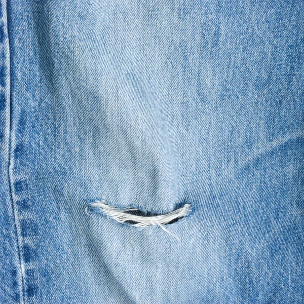 Calça jeans com buraco — Fotografia de Stock