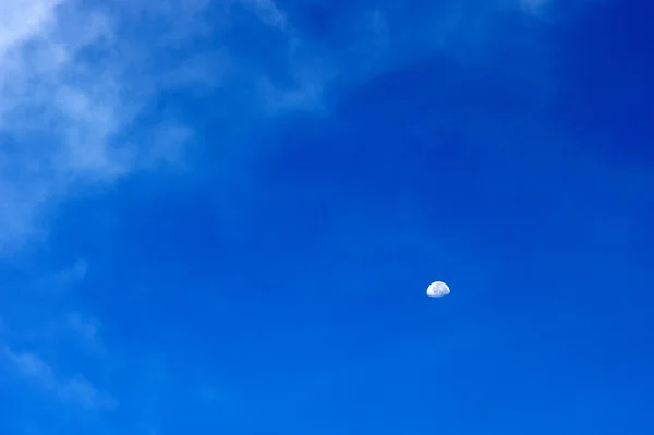 Moon in a deep blue sky — Stock Photo, Image