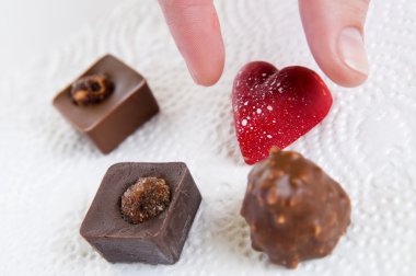 beyaz üzerine farklı şekerler seçimi