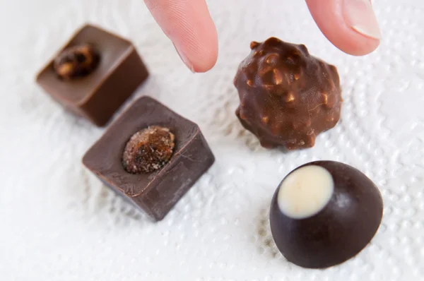 Elegir diferentes caramelos en blanco —  Fotos de Stock