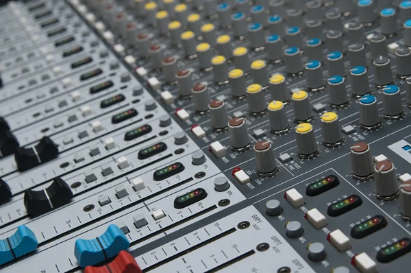 Primer plano del mezclador de sonido profesional — Foto de Stock