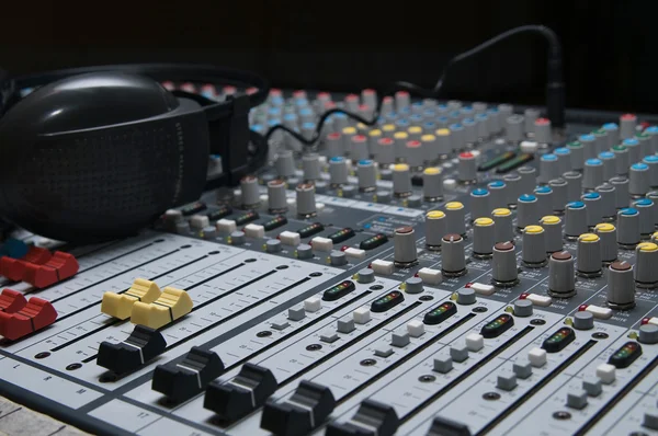 Primer plano del mezclador de sonido profesional —  Fotos de Stock