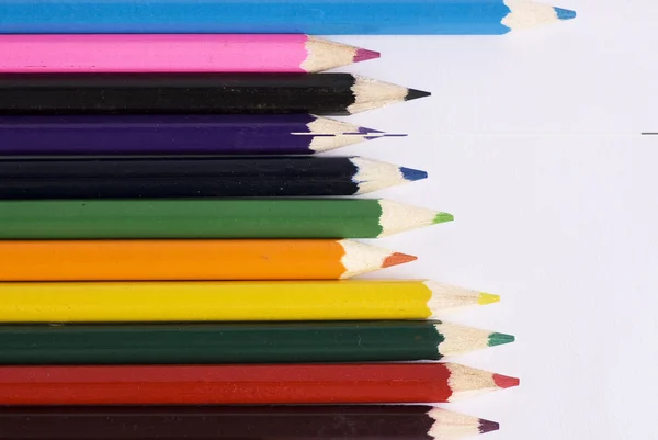 रंग पेंसिल सफेद पृष्ठभूमि पर अलग बंद — स्टॉक फ़ोटो, इमेज