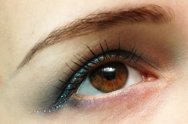 Женский глаз с экзотическим макияжем — стоковое фото
