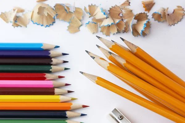 Заточка цветного карандаша — стоковое фото