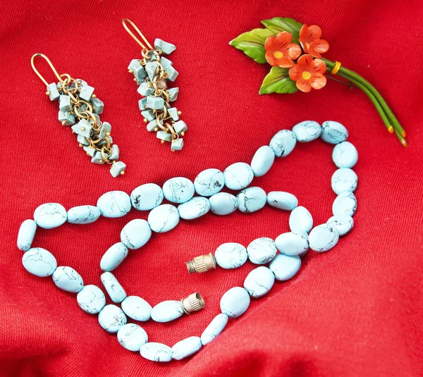 Ожерелье и украшения на роскошном атласном фоне — стоковое фото